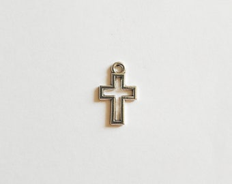Breloque croix  en métal argenté