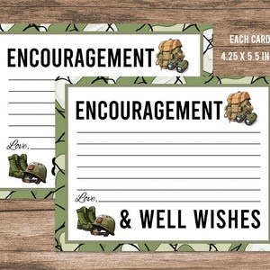 Może przedstawiać: Dwie karty z zachętą z obramowaniem w kamuflażu. Karty mają słowo "ENCOURAGEMENT" na górze, z grafiką plecaka i lornetki. Tekst "& WELL WISHES" znajduje się na jednej karcie. Każda karta ma wymiary 10,8 x 14 cm.
