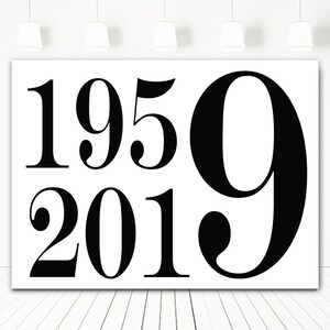 Pode incluir: Impressão gráfica em preto e branco com os anos 1959 e 2019.