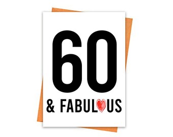 Può includere: Un biglietto bianco con testo nero che dice "60 & FABOLOSO" con un cuore rosso.