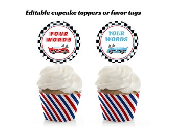 Peut inclure: Deux décorations de cupcake avec des motifs de voitures de course rouges et bleues. Les décorations sont rondes et ont une bordure à carreaux. Le texte "YOUR WORDS" est imprimé sur chaque décoration.