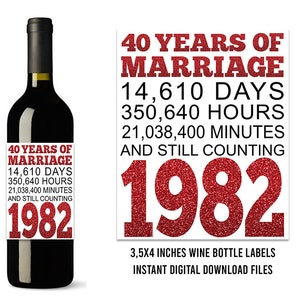 Op de afbeelding: Rood en wit wijnfles etiket met de tekst "40 Years of Marriage" en "1982". Het etiket bevat ook het aantal dagen, uren en minuten in 40 jaar. Het etiket is 8,9 x 10,2 cm.