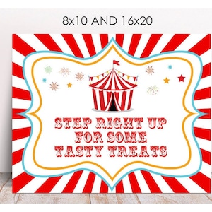 Puede incluir: Un telón de fondo de carpa de circo a rayas rojas y blancas con un cartel blanco que dice "Step Right Up For Some Tasty Treats".