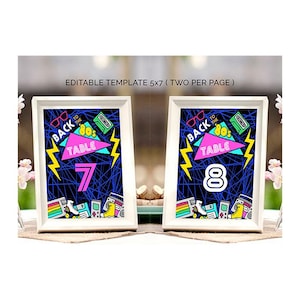 Puede incluir: Dos números de mesa enmarcados con temática de los años 80. Cada marco muestra un diseño con el texto "Back to the 80s Table" y los números 7 y 8. El diseño incluye colores neón, rayos y gráficos retro.