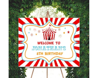 Op de afbeelding: Een rood-wit gestreept welkomsbord met een circus tent afbeelding en de tekst "Welcome to Jonathan's 8th Birthday".