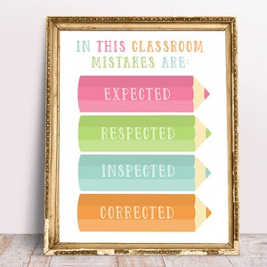 En este aula los errores son: impresión corregida, respetada, esperada, decoración del aula con lápices, aula en colores pastel, póster escolar