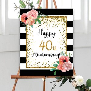 Könnte beinhalten: Schild mit schwarz-weißen Streifen, goldenem Glitzer und floralen Akzenten. Auf dem Schild steht "Happy 40th Anniversary" in schwarzer und goldener Schrift. Das Schild wird auf einer Holzstaffelei präsentiert.