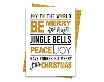 Könnte beinhalten: Eine weiße Karte mit goldenen Glitzerakzenten und schwarzem Text. Der Text lautet "JOY TO THE WORLD BE MERRY And Bright JINGLE BELLS PEACE JOY HAVE YOURSELF A MERRY Little CHRISTMAS".