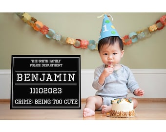 Signo de Mugshot editable, 1er cumpleaños Mug Shot, fiesta de policía, misterio de asesinato, policías y ladrones, ciervo, fiesta de cumpleaños de espía, azul, rosa cumpleaños