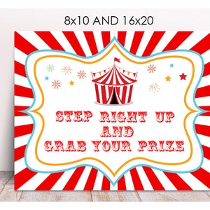 Puede incluir: Un telón de fondo de carpa de circo a rayas rojas y blancas con un borde amarillo y azul. El texto "STEP RIGHT UP AND GRAB YOUR PRIZE" está escrito en letras rojas sobre fondo blanco.