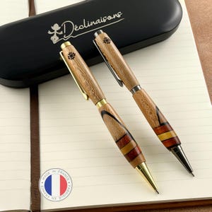 Set mit 2 OCCITANIE-Stiften, französisches Platanenholz – Rotgold und okzitanisches Kreuz. Personalisierbar mit Gravur. Wird in einer Geschenkbox aus Metall geliefert.