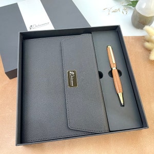 Coffret cadeau Carnet A5 et Stylo Personnalisable Bois dAcajou dAfrique, Fabriqué Main en France Mariage, Noces, Sculpteur, Ebeniste image 1