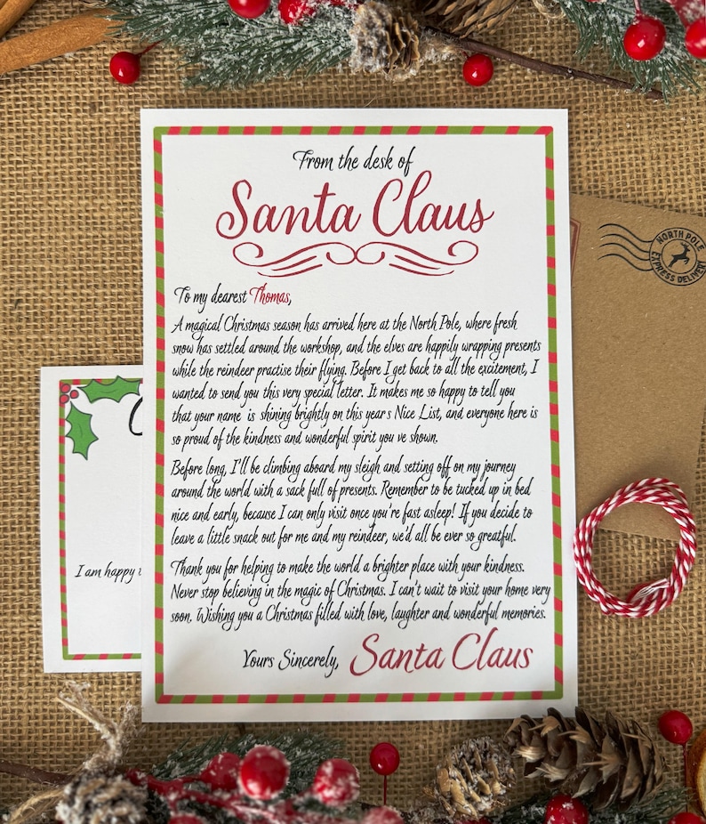Peut inclure: Une lettre blanche du P&egrave;re No&euml;l avec une bordure ray&eacute;e rouge et verte. Le texte indique : From the desk of Santa Claus, To my dearest Thomas, A magical Christmas season has arrived here at the North Pole, et Yours Sincerely, Santa Claus.