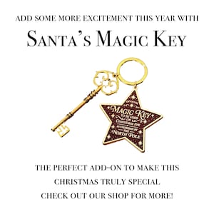 Peut inclure: Une cl&eacute; en m&eacute;tal dor&eacute; avec un anneau orn&eacute; attach&eacute;e &agrave; un pendentif en forme d'&eacute;toile. Le pendentif est rouge fonc&eacute; avec une bordure dor&eacute;e et le texte : OFFICIAL MAGIC KEY TO BE USED ON CHRISTMAS EVE AUTHORISED BY THE NORTH POLE.