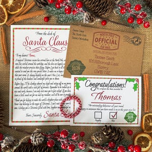 Peut inclure: Une lettre du P&egrave;re No&euml;l avec une enveloppe assortie adress&eacute;e &agrave; Thomas Smith, et un certificat de bon comportement pour Thomas. Les articles pr&eacute;sentent du texte rouge et vert, un cachet de la poste du p&ocirc;le Nord et une boucle de ficelle rouge et blanche.