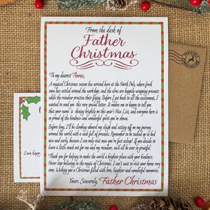Peut inclure: Une lettre blanche du P&egrave;re No&euml;l avec des bordures ray&eacute;es rouges et vertes. Le texte indique From the desk of Father Christmas, To my dearest Thomas, et Yours Sincerely, Father Christmas, suivi d'un message sur le p&ocirc;le Nord.