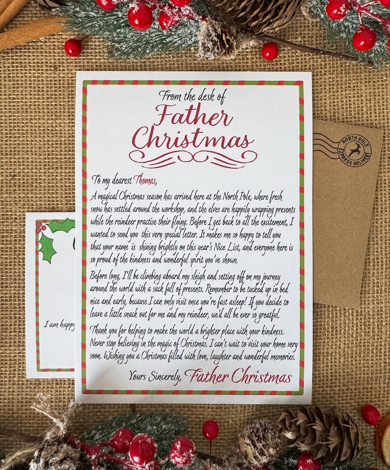 Peut inclure: Une lettre blanche du P&egrave;re No&euml;l avec des bordures ray&eacute;es rouges et vertes. Le texte indique From the desk of Father Christmas, To my dearest Thomas, et Yours Sincerely, Father Christmas, suivi d'un message sur le p&ocirc;le Nord.