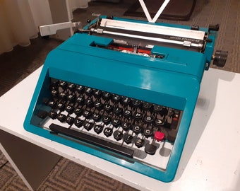 Olivetti Studio 45 portable typewriter, made in Italy 1969. Top quality Italian typewriter, Vintage typewriter, Mechanical Typewriter
