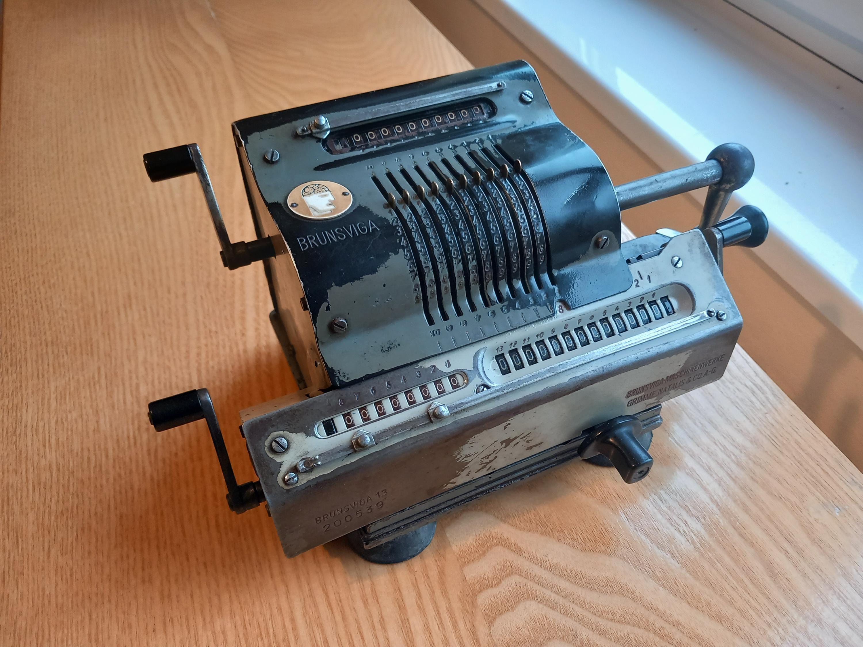 Alte mechanische Rechenmaschine mit Kurbel der Firma 'Brunsviga
