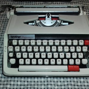 Máquina de escribir portátil vintage Brother Deluxe 850TR en estuche negro: ¡totalmente funcional!