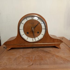 Horloge de cheminée en bois Franz HERMLE vintage, remontage par clé, Allemagne des années 1970, horloge Hermle du milieu du siècle