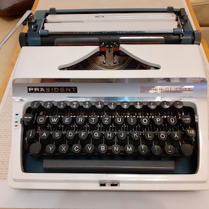 Vintage 1970s Präsident Super DeLuxe Portable Typewriter - German Design, Tested & Working