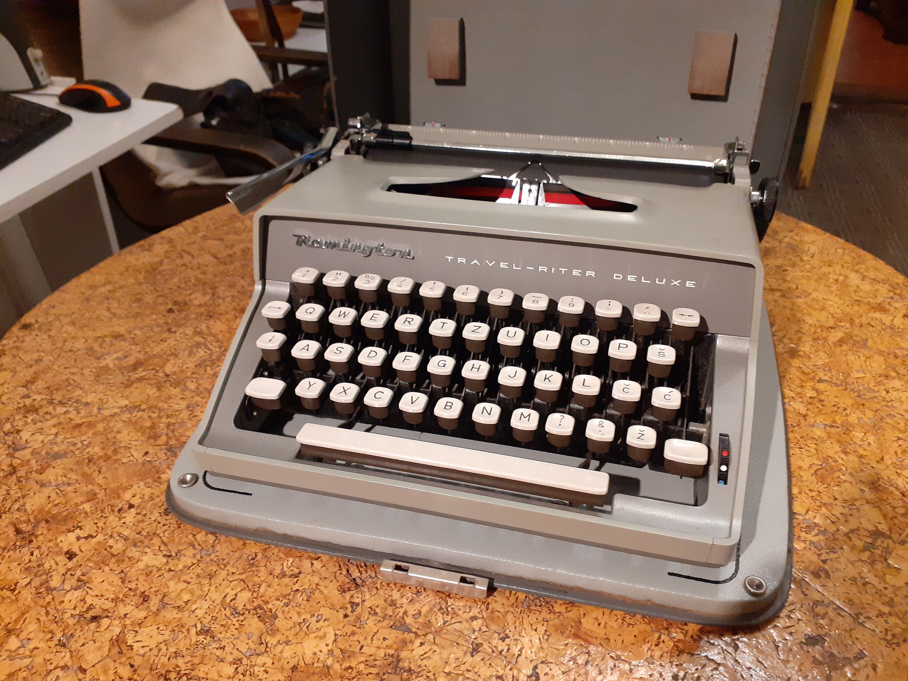 Classic Gray Remington Travel-riter De Luxe Typewriter