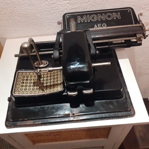 Máquina de escribir portátil AEG Mignon 3, 1925, cuerpo negro brillante antiguo, hermoso estuche de hojalata con llave