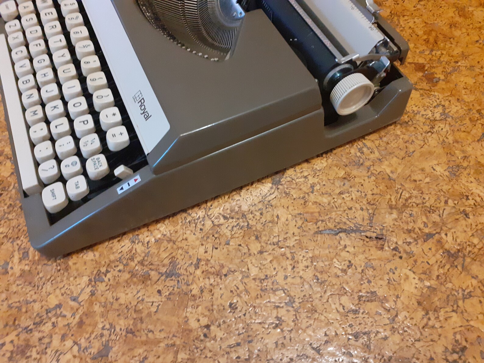 Portable Typewriter Royal Tabomatic, Japan Vintage 1973 Ultra