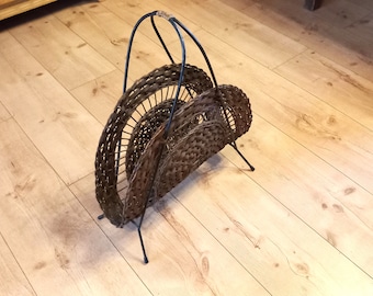 Tidningsställ i rotting, tidningsställ från mitten av århundradet, metallram