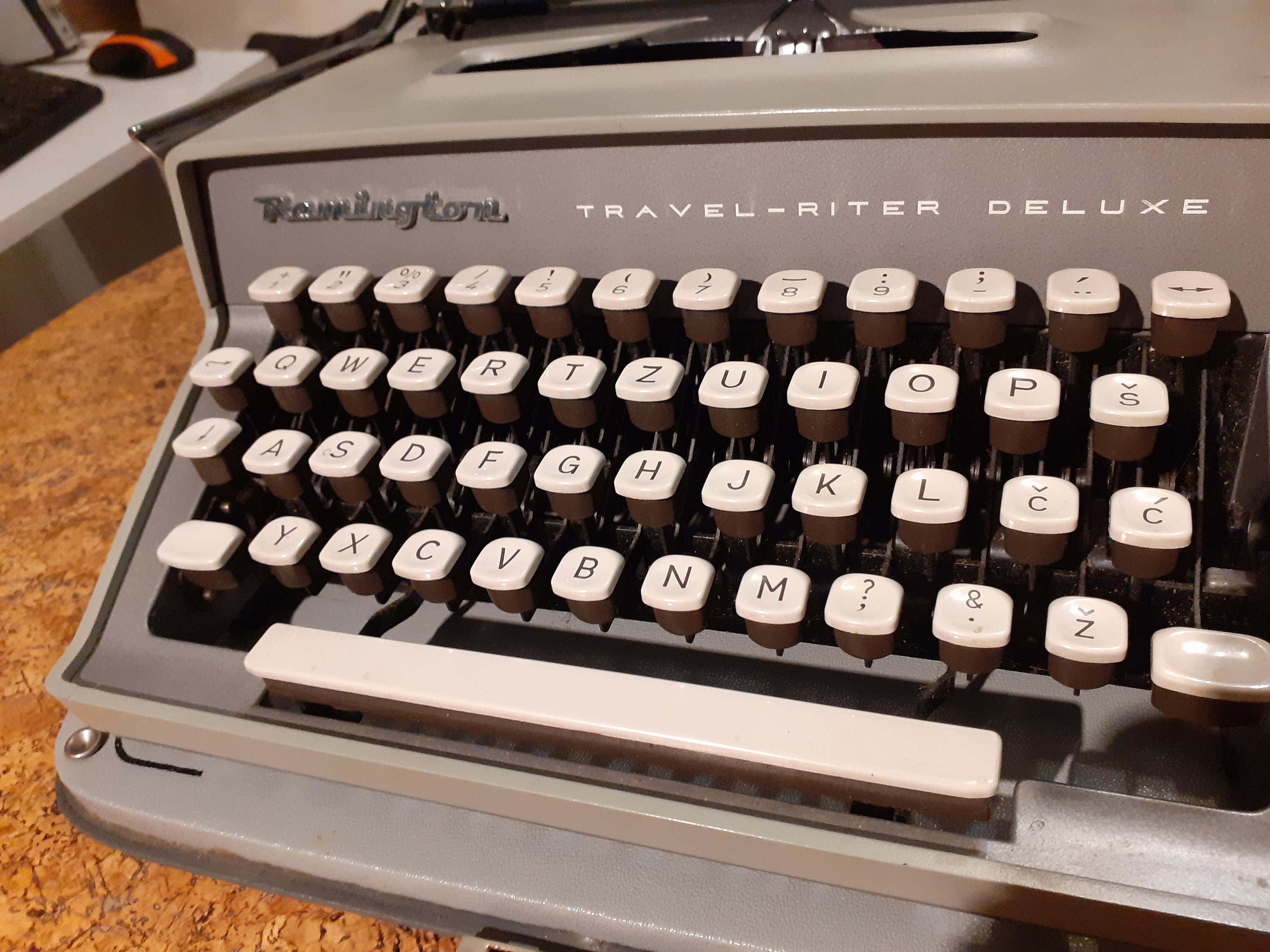 Classic Gray Remington Travel-riter De Luxe Typewriter