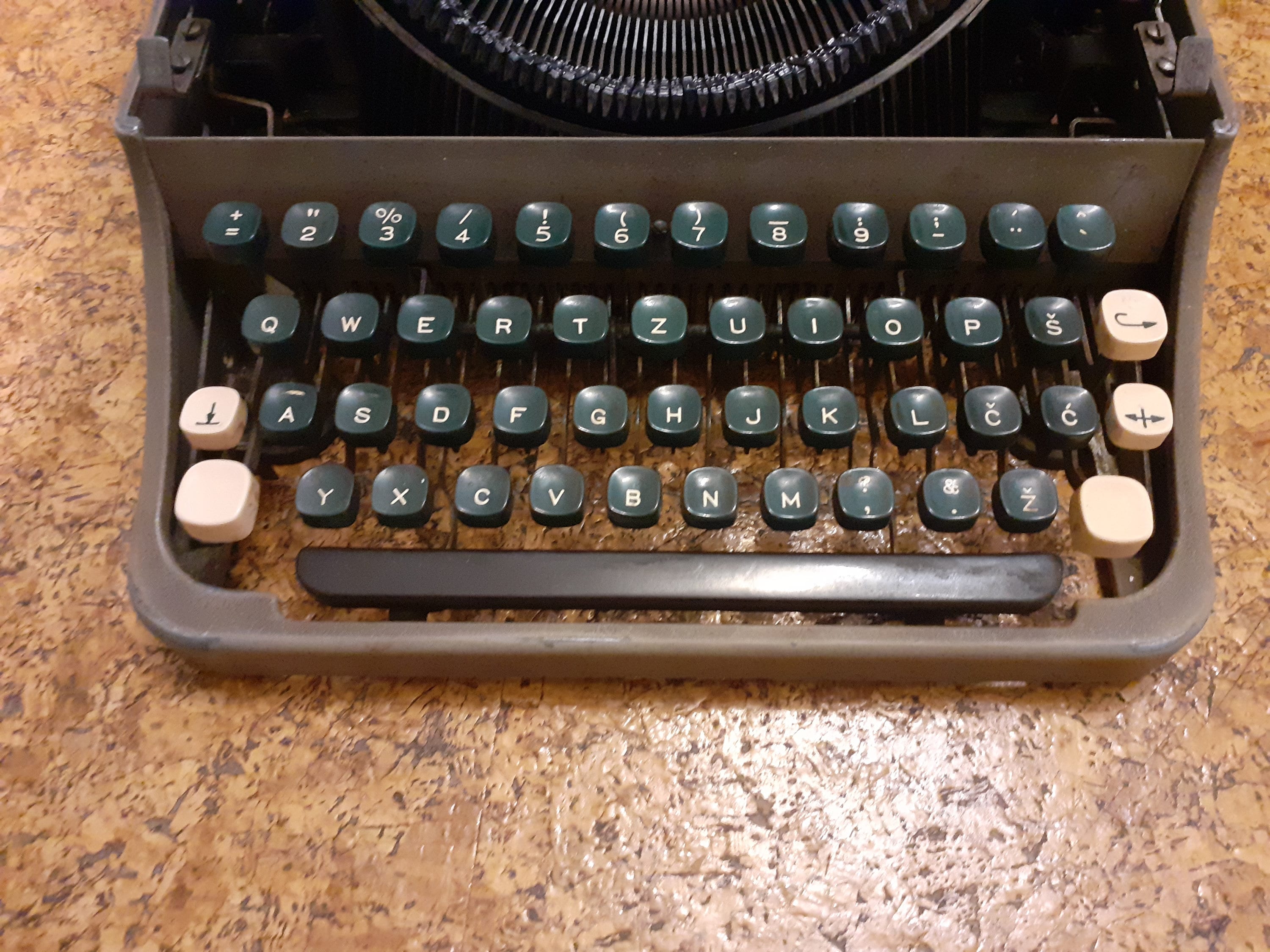 1960s Zeta Portable Typewriter, Working QWERTZ Keyboard, With Case