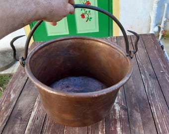 Antico calderone di rame, grande pentola forgiata a mano