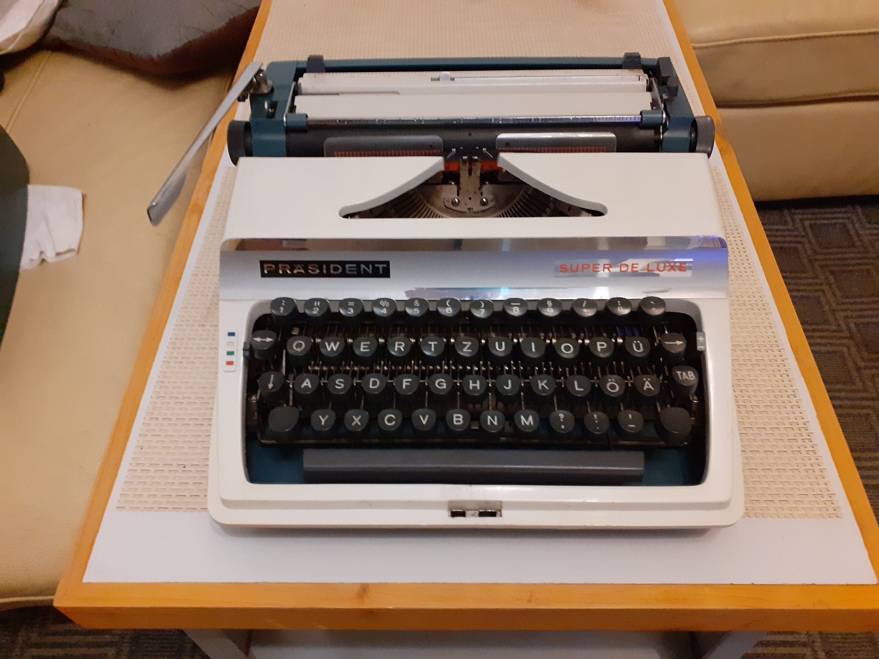Vintage 1970s Präsident Super Deluxe Portable Typewriter - German