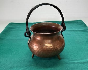 Pentola in rame martellato d'epoca, fioriera in rame con piedini, calderone per incantesimi da strega