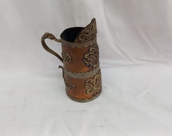 Tazza decorativa vintage in rame con ornamenti in ottone fatti a mano