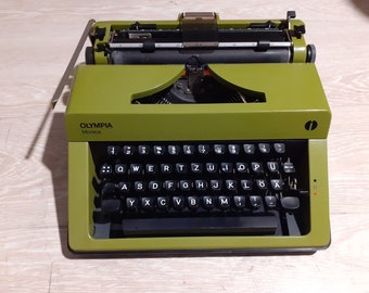 OLYMPIA Monica portable typewriter, Olympia Werke AG  VILHELMSHAVEN, Made in United Kingdom
