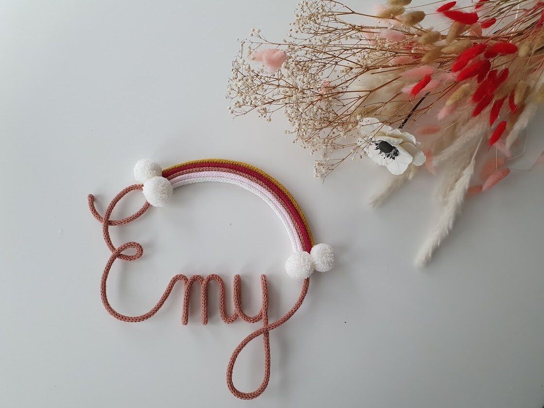 Prénom Tricotin+ Décor Arc en Ciel et Pompons
