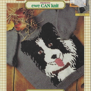 Peut inclure: Un patron de tricot pour un pull gris avec un motif de Border Collie. Le pull présente un visage de chien noir et blanc avec une langue rose. Le patron est de Bernat et comprend le texte "ewe CAN knit".