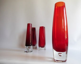 Kunst Glas Vase in rot mit einer großen Luftblase im Boden aus den 1970er Jahren - Vintage Mit Century - Blumenvase - Kunst Glas Vase