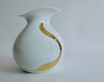 Vase von der Porzellan Fabrik Königlich privilegiert Tettau Bavaria Design weißes Porzellan  mit Gold vergoldet - 80er Jahren Op Art