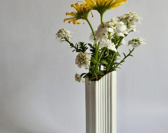 Vintage weiße Vase von AK Kaiser Design M. Frey aus den 70er Jahren Bisquitporzellan  Bisquit Porzellan Blumenvase weiß Relief Vintage