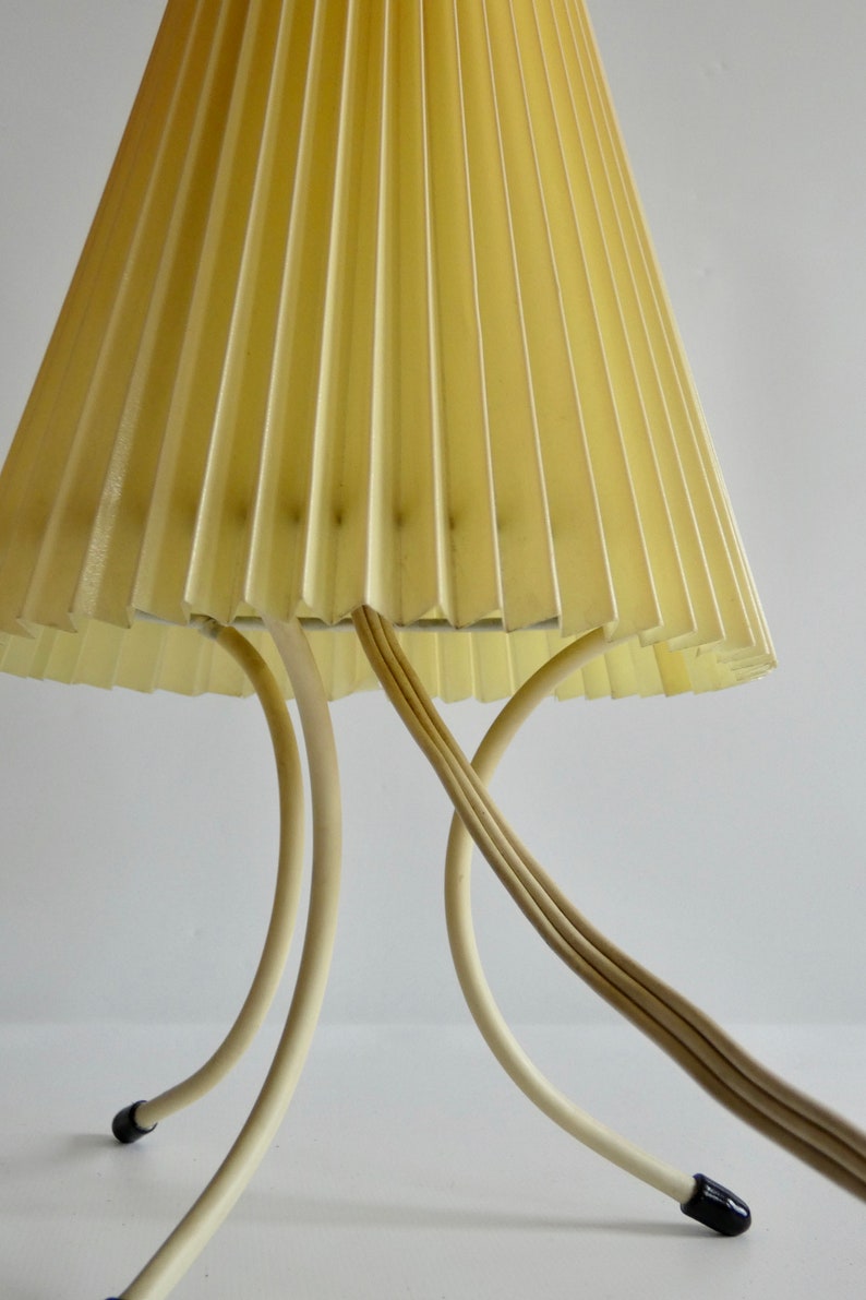 Lámpara de mesa de los años 50 lámpara de mesa estilo Novo Vintage lámpara de noche con pantalla plisada lámpara de trípode de ventana Mid Century imagen 1