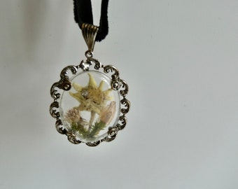 Art Deco pendant with edelweiss under glass with a velvet choker chain - vintage necklace - pendant antique costume Oktoberfest - old jewelry