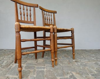 2 antiken Bauernstuhl (oft auch als Hiller Stuhl bezeichnet), der typischerweise im 19. Jahrhundert gefertigt