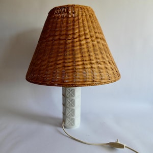 große Vintage Lampe mit Gerold Porzellan Fuß & Rattan Lampenschirm - Tischlampe Mid Century Design Klassiker French Country Landhaus Stiel