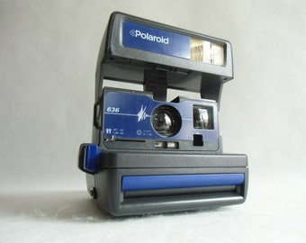 POLAROID 636 mit Umhängeband aus den 70er Jahren - Sofortbildkamera Kamera - Instant Camera in Schwarz-Blau - analog Fotografie