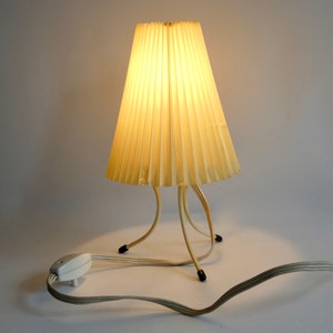 Lámpara de mesa de los años 50 lámpara de mesa estilo Novo Vintage lámpara de noche con pantalla plisada lámpara de trípode de ventana Mid Century imagen 2