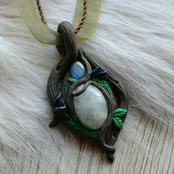 Pendentif en argile de fée des bois - bijoux de fées faits à la main - Pendentif en pierre de lune et Kyanite - Bijoux en cristal - Bijoux de forêt enchantée - OOAK