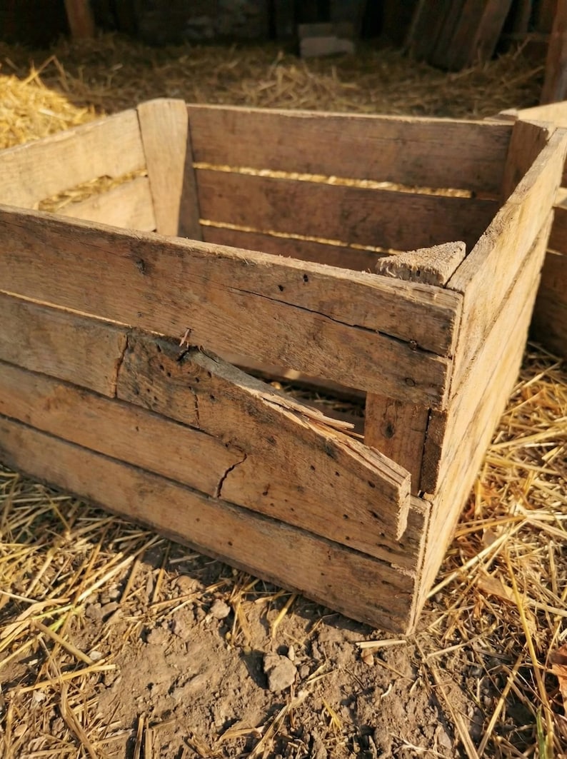 Second-hand fruit crates 50x40x30cm - Rustic wooden crates, B-grade, for garden & DIY - Old wine crates, sturdy but with defects - Vintage decorative shelf image 4